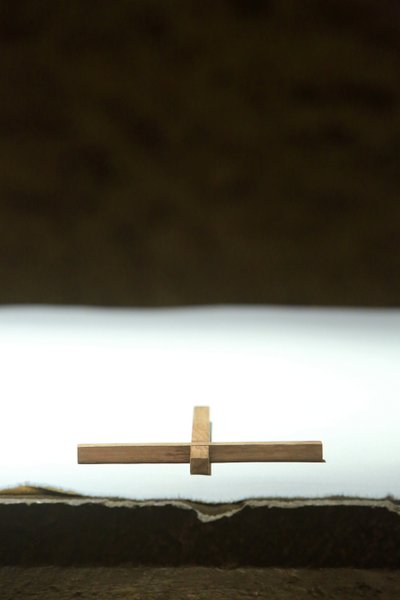 Risti alttarilla. Taize Community, Taize, Ranska tekijältä Unbekannt