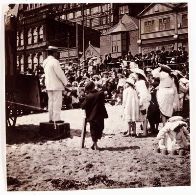 Yleisö katselee rantaviihdyttäjää, n. 1905 tekijältä Unbekannt