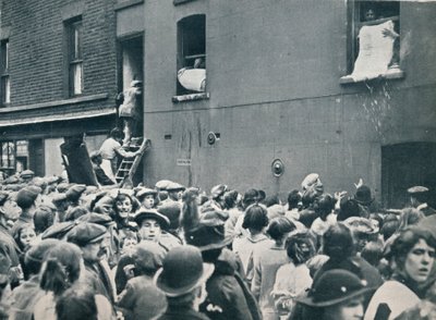 Yleisö katselee saksalaisen talon ryöstöä Poplarissa vuonna 1914 tekijältä Unbekannt