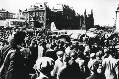 Väkijoukkoja pudonneen saksalaisen pommikoneen ympärillä, joka on esillä Sverdlov-aukiolla Moskovassa, 1941 tekijältä Unbekannt