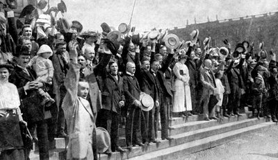 Väkijoukot hurraavat vihollisuuksien puhkeamisen aikana, sotakuume Saksassa, ensimmäinen maailmansota, 1914 tekijältä Unbekannt