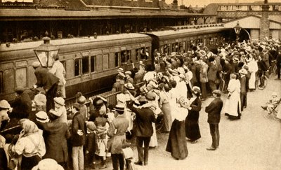 Väkijoukot heiluttavat joukkoja, jotka lähtevät taistelemaan ensimmäiseen maailmaan, sota, Iso-Britannia, 1914, 1933. tekijältä Unbekannt