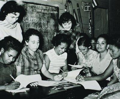 Kuuban vallankumous: naiset osallistuvat Fidel Castron lukutaitokampanjan järjestämiin koulutusohjelmiin maaseudulla, 1960-luvun alussa (m/v kuva) tekijältä Unbekannt