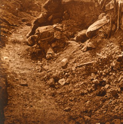 Kuollut ruumis juoksuhaudoissa, Perthes, Pohjois-Ranska, c1914-c1918 tekijältä Unbekannt