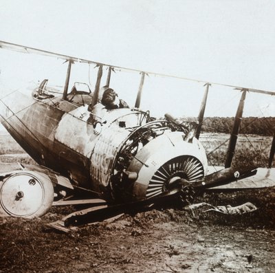 Kuollut lentäjä pudonneessa Salmson-koneessa, c1914-c1918 tekijältä Unbekannt