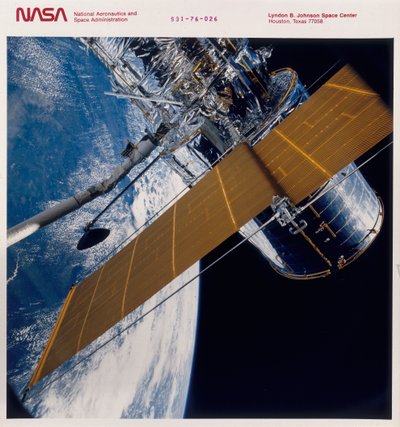 Hubble-avaruusteleskoopin käyttöönotto, 1990 tekijältä Unbekannt