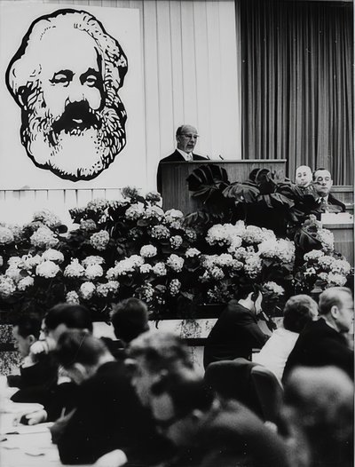 Saksan demokraattisen tasavallan valtioneuvoston puheenjohtaja Walter Ulbricht kokouksessa Karl Marxin 150. syntymäpäivän kunniaksi. Berliinin kongressitalo. 2. toukokuuta 1968 tekijältä Unbekannt