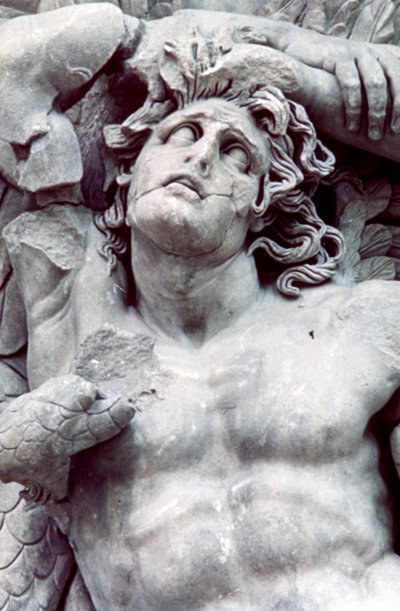 Yksityiskohta Pergamon-alttarin suuresta friisistä, 180-159 eaa tekijältä Unbekannt