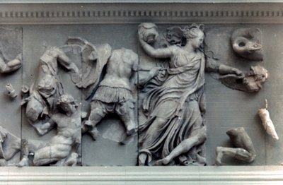 Yksityiskohta Pergamon-alttarin suuresta friisistä, 180-159 eaa tekijältä Unbekannt