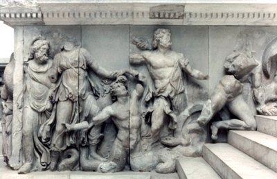 Yksityiskohta Pergamon-alttarin suuresta friisistä, 180-159 eKr tekijältä Unbekannt