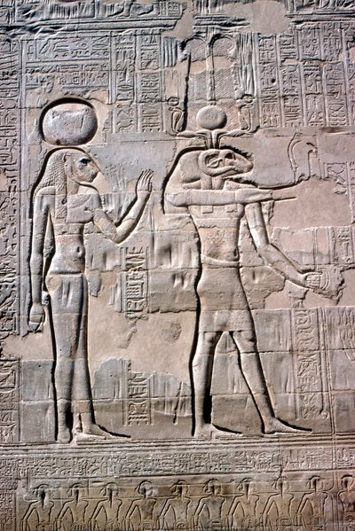 Yksityiskohta Sekhmetin ja Khnumin reliefistä, Khnumin temppeli, Ptolemaios ja roomalainen aika tekijältä Unbekannt