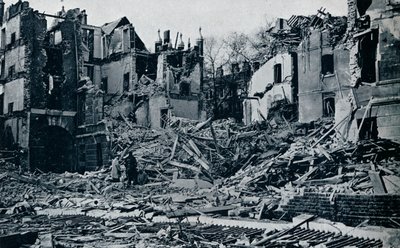 Tuhoutuneita rakennuksia temppelin sisäpuutarhasta, 1941 tekijältä Unbekannt