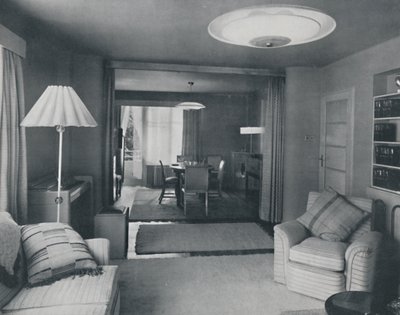 Ruokailu- ja olohuone, jonka erottavat vain raskaat verhot viehättävässä modernissa kudoksessa, 1942 tekijältä Unbekannt