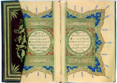 Kaksisivuinen levitys Koraanista marginaalisella kukkakoristeella, turkki, 1882 tekijältä Unbekannt