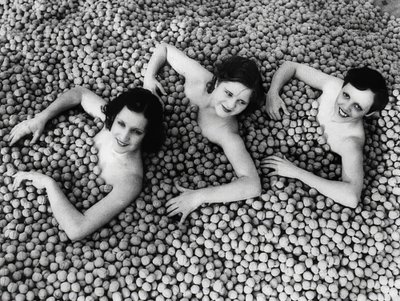 Kolme nuorta naista kylpee saksanpähkinämeressä. Amerikka. 1932 tekijältä Unbekannt