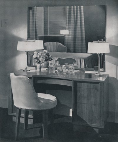 Amerikkalaista pähkinää oleva peilipöytä ja sopiva kääntyvä pukeutumistuoli, 1942 tekijältä Unbekannt