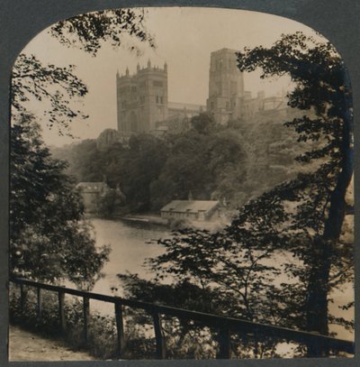 Durhamin katedraali - Joen toiselta puolelta katsottuna, Englanti, vuodelta 1910. tekijältä Unbekannt