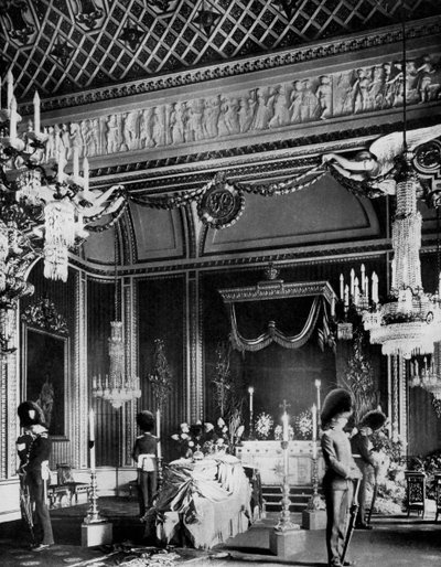 Edward VII makaa valtiossa, Throne Room, Buckinghamin palatsi, Lontoo, 1910 1937 tekijältä Unbekannt