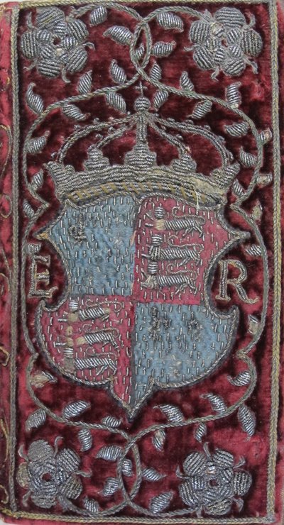Brodeerattu samettisidos John Udallsin saarnoihin Elizabeth I:n käsivarsilla, 1596 tekijältä Unbekannt