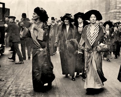 Emmeline Pethick Lawrence ja Christabel Pankhurst, n. 1908 (kuva) tekijältä Unbekannt