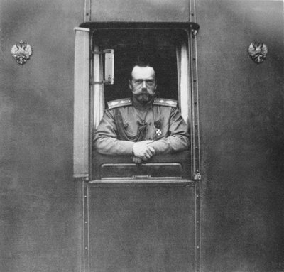Keisari Nikolai II oman junavaunun ikkunassa, 1917 tekijältä Unbekannt