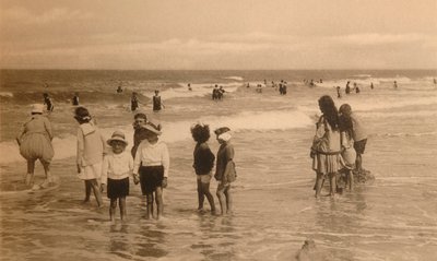 Lapset kylpylässä, lasten kylpy, c1900. tekijältä Unbekannt