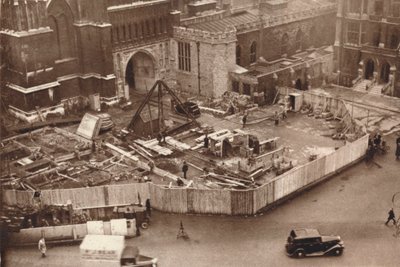 Lisärakennuksen pystyttäminen Westminster Abbeylle ennen kuningas Yrjö VI:n kruunausta, 1937 tekijältä Unbekannt