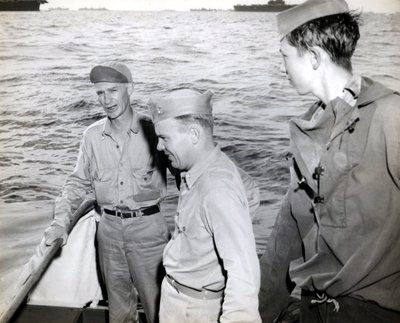 Ernie Pyle vierailee USS Hornetissa tekijältä Unbekannt