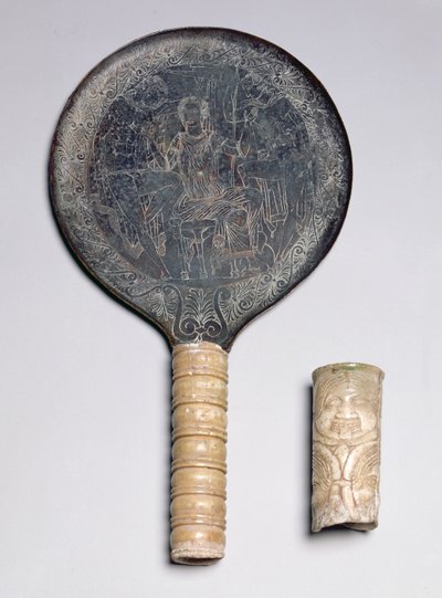 Etruskien norsunluun käsitelty peili kaiverretulla koristeella, joka kuvaa Odysseusta uhkaavaa piiriä; Ivory Gorgoneion Handle, 4. vuosisadalla eKr. (pronssi ja norsunluu) tekijältä Unbekannt