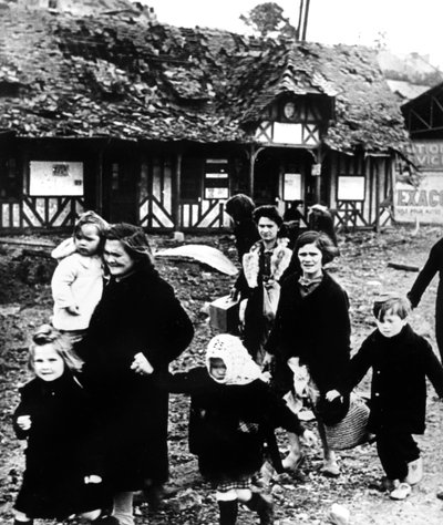 Kylästä lähteviä perheitä pommitettiin Normandian maihinnousun aikana Ranskassa 1944 tekijältä Unbekannt