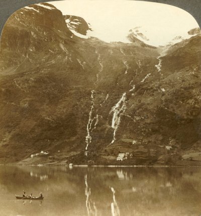Yrin maalaistaloja kätkeytyneenä vuoren juurella - Yri putoaa jäätikölle, Norja, 1905. tekijältä Unbekannt
