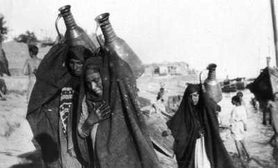 Naispuoliset veden kuljettajat, Amarah, Irak, 1917-1919 tekijältä Unbekannt