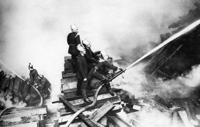 Palomiehet sammuttavat tulipaloa puupihalla Lontoossa, 1926-1927 tekijältä Unbekannt
