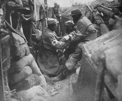 Ensiapu haavoittuneelle miehelle yhdessä ranskalaisista haudoista, 1915 tekijältä Unbekannt