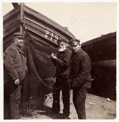 Kalastajat seisomassa verkon ääressä, n. 1905 tekijältä Unbekannt