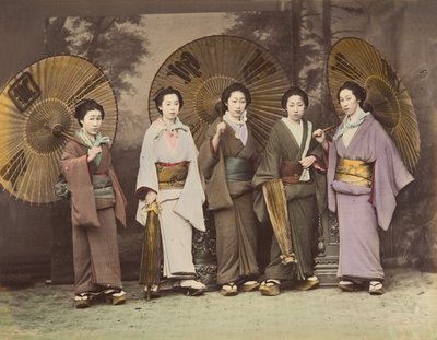 [Viisi japanilaista naista perinteisessä mekossa ja aurinkovarjoilla], 1870-luku. tekijältä Unbekannt