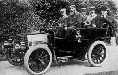 Viisi miestä istuu autossa, 1902 1935 tekijältä Unbekannt
