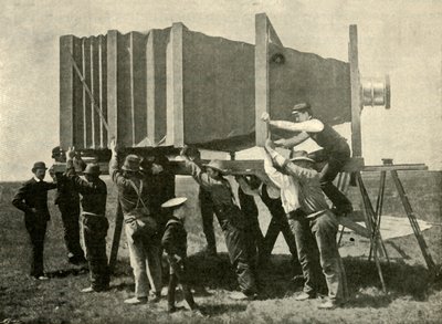 Focusing The Gigant Camera For Work, 1901. tekijältä Unbekannt