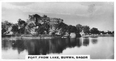 Linnoitus järvestä, Burwa, Sagor, Intia, vuodelta 1925 tekijältä Unbekannt