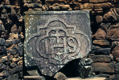 Ranskalais-makoninen symboli ja Kristuksen nimikirjaimet kaiverrettu kiveen, vuonna 1611 perustettu San Ignacio Minin jesuiittalähetystöpaikka Argentiinassa (kivi) tekijältä Unbekannt