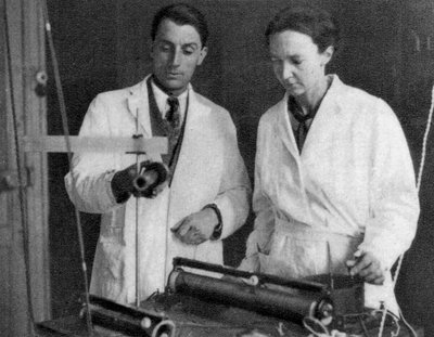 Frederic Joliot ja Irene Joliot-Curie, ranskalaiset tiedemiehet, 1935 tekijältä Unbekannt