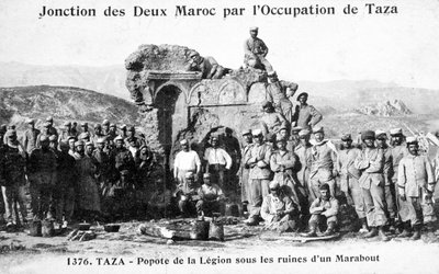 Ranskan muukalaislegioona joidenkin Maraboutin raunioiden luona, Taza, Marokko, 1904 tekijältä Unbekannt