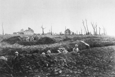 Ranskalainen jalkaväki perustamassa vara-asemia raunioituneen maatilan edessä, Picardie, Ranska, 1918 tekijältä Unbekannt