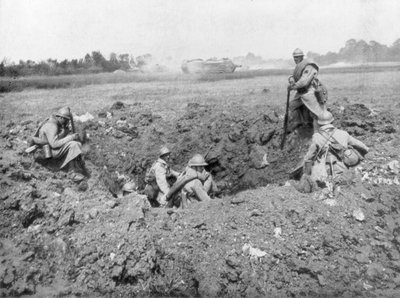 Ranskalainen jalkaväki lepää kuorireiässä, Chemin des Dames, Ranska, 11. kesäkuuta 1918 tekijältä Unbekannt