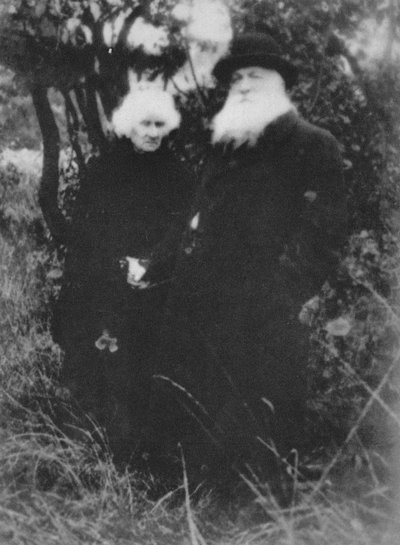 Ranskalainen kuvanveistäjä Auguste Rodin kuvattiin huvilan puistossa Meudonissa, 1916, 1939 tekijältä Unbekannt