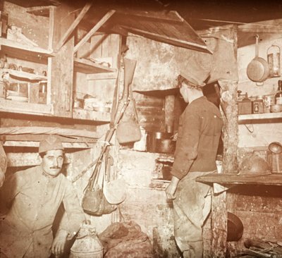 Ranskalaiset sotilaat vangittujen saksalaisten upseerien keittiössä, c1914-c1918 tekijältä Unbekannt
