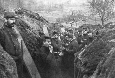 Ranskalaiset sotilaat juoksuhaudoissa syömässä annoksensa, Ranska, 1915 tekijältä Unbekannt