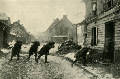 Ranskalaiset joukot ylittämässä kyläkadun Saksan tulen alla, ensimmäinen maailmansota, 1914-1915, c1920. tekijältä Unbekannt