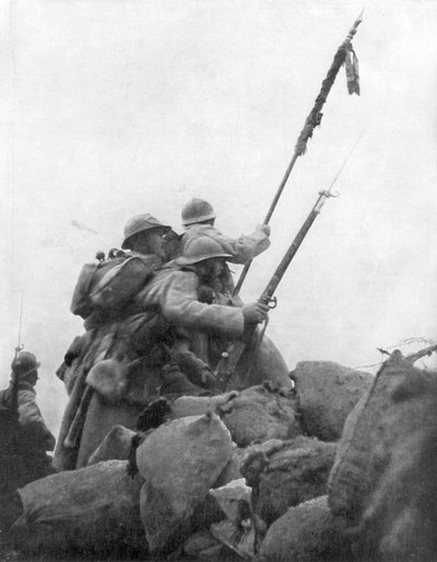 Ranskan joukot rykmentin lippuineen, 2. Champagnen taistelu, Ranska, 25. syyskuuta 1915 tekijältä Unbekannt