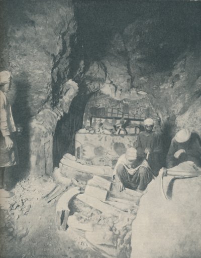 Hautauskammio, jossa egyptiläiset muumiot odottivat ylösnousemusta, n. 1935 tekijältä Unbekannt